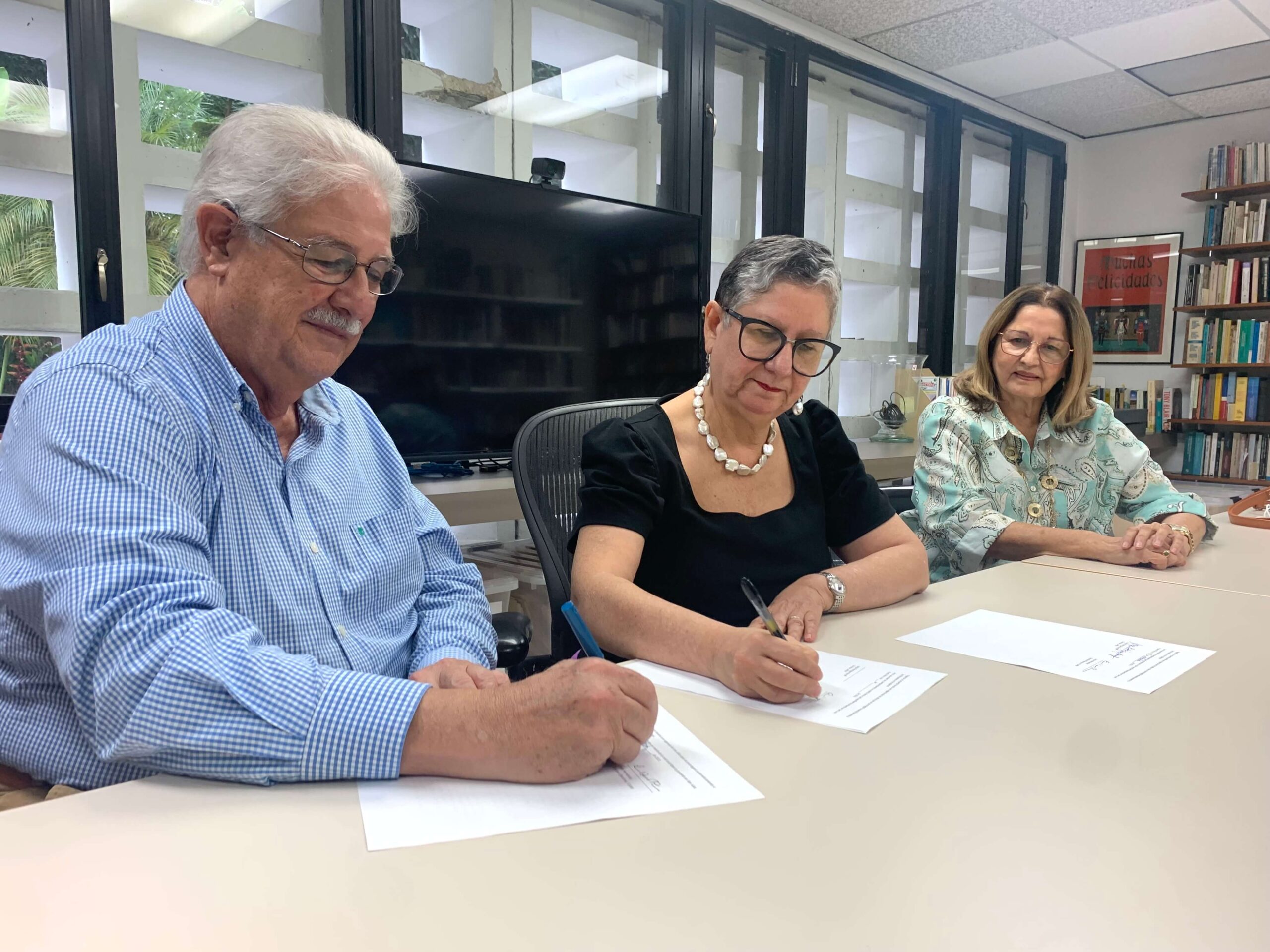 La Academia Puertorriqueña de la Historia y la Fundación Luis Muñoz Marín firman acuerdo de colaboración