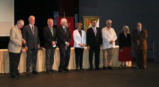Catedrático de INTER Metro recibe medalla que lo incorpora a la Academia Puertorriqueña de Historia